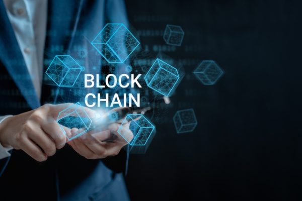 Businesswoman,Use,A,Smartphone,Connecting,To,Blockchain,Global,Networking,,Token Businesswoman,Use,A,Smartphone,Connecting,To,Blockchain,Global,Networking,,Token